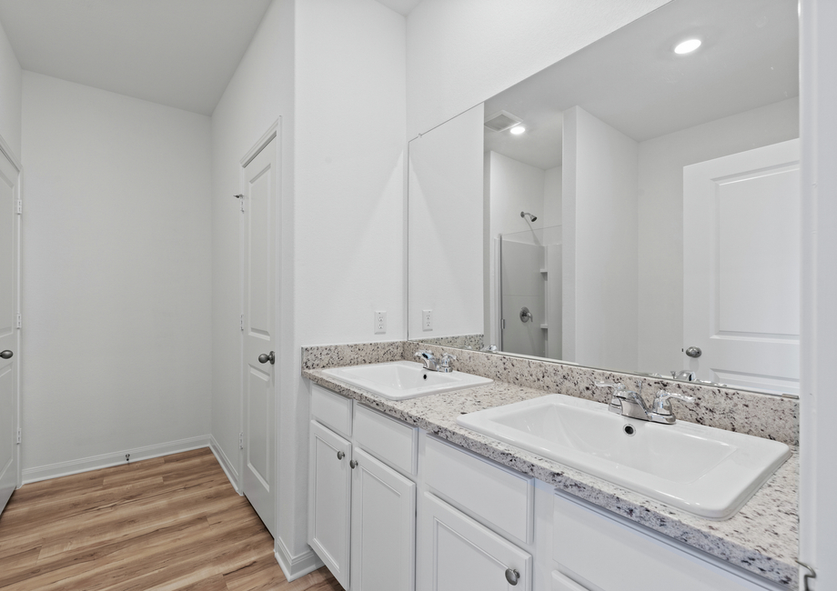 Two sinks and granite countertops in the master bathroom