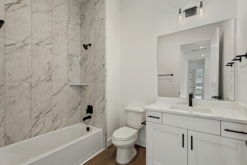 Large secondary bathroom.