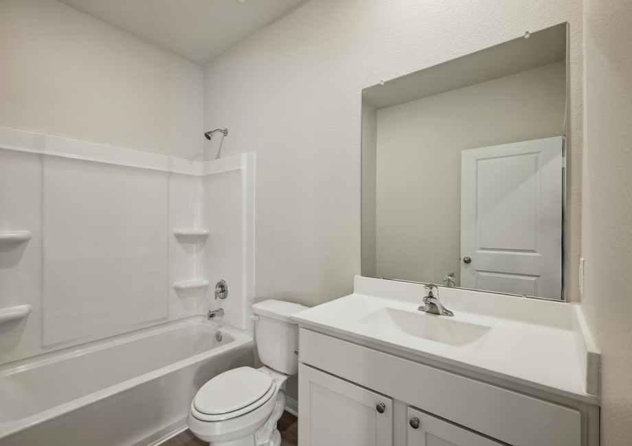 Secondary bathroom with a shower/tub combination 