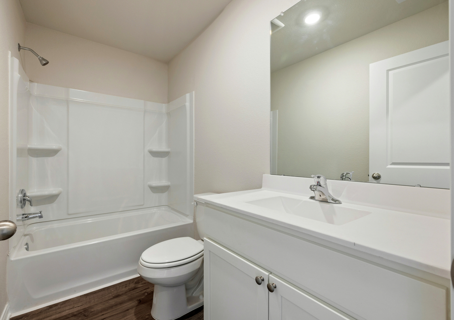 Bathroom with shower/tub combination 
