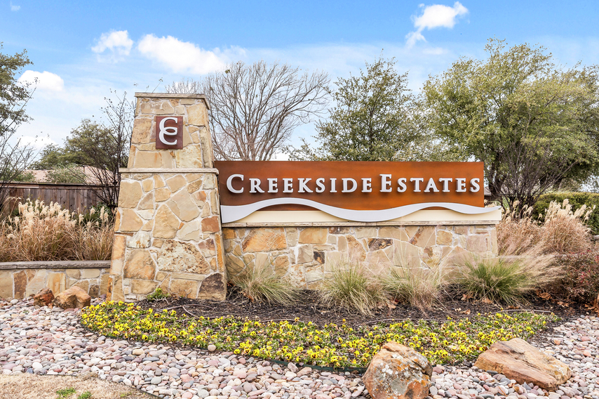 The Creekside Estates stone monument welcomes homeowners and guests into our beautiful community.