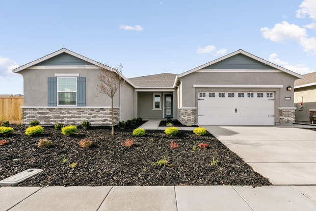 This home has a 2-car garage and gorgeous stone detailing.
