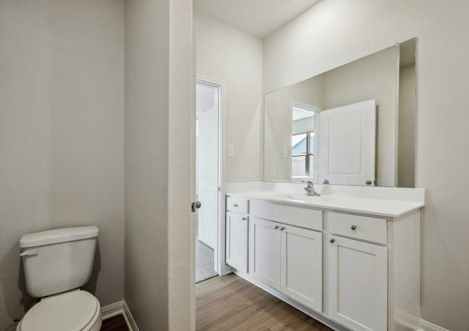 Spacious countertop in the master bathroom 