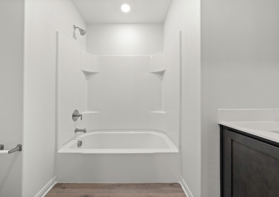 The secondary bathroom of the Blanco has a large shower-tub combo.