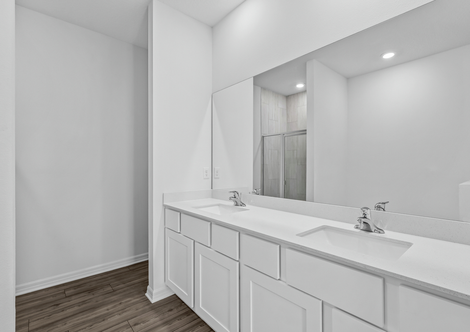 Dual sink vanity in master bathroom